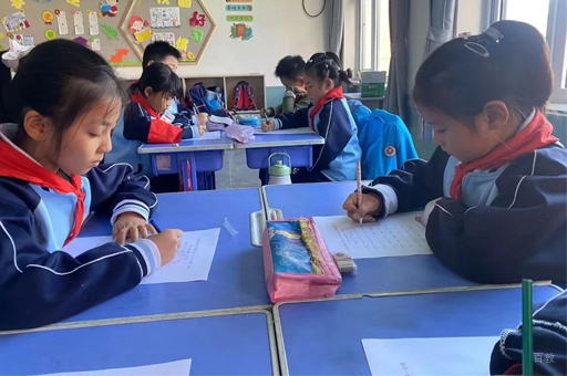 校区学生课堂学习场景展示