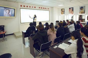 深圳紫缘化妆培训学校_上课情况