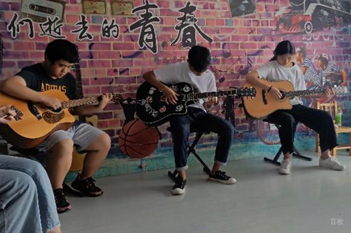校区学员吉他课学习场景展示