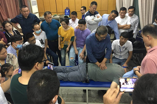 推拿专家在向同学们展示推拿手打的动作要领