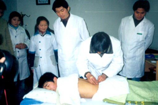 临床医生在示范腰部穴位的进针手法