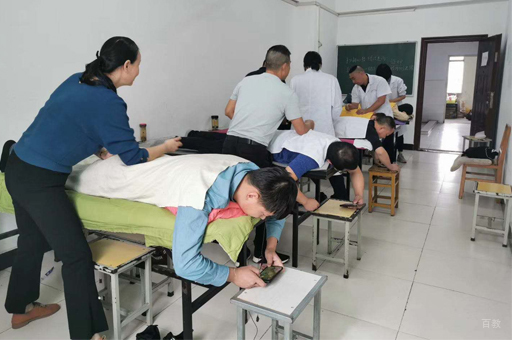 学生在老师的带领下，进行实操