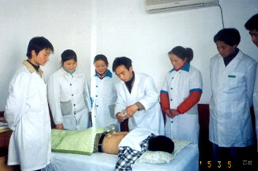 老师在向同学们演示拔罐的操作步骤