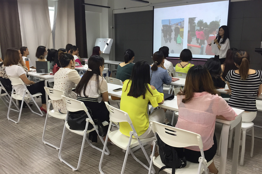 厦门可爱美化妆美甲培训学校_学员上课