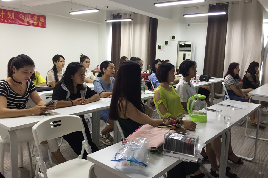 厦门可爱美化妆美甲培训学校_学员上课