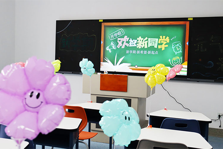 北京索兰诺中学欢迎会教室环境
