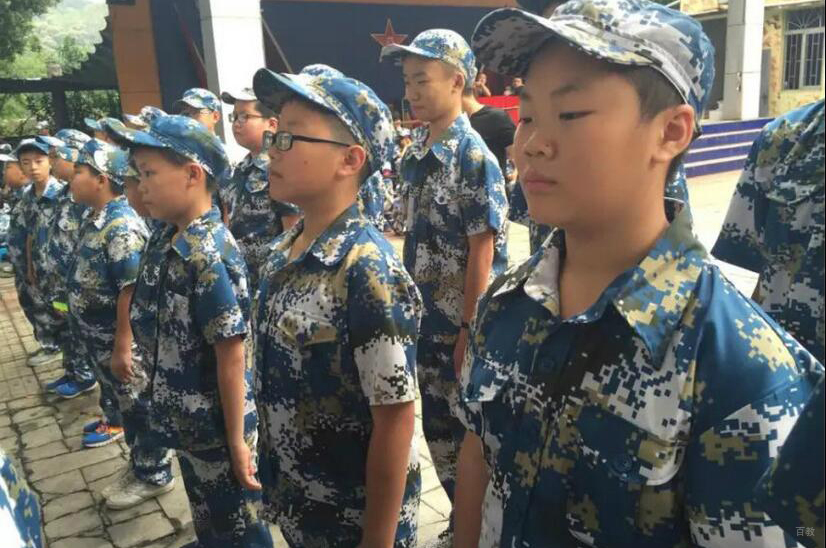学员站军姿