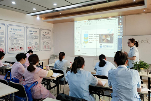 武汉康乃馨母婴护理校区授课场景展示