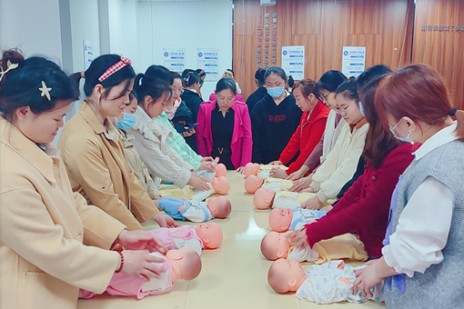 武汉康乃馨母婴护理校区学员实操课场景