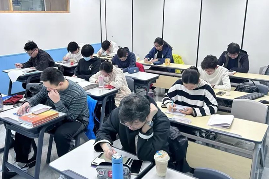 北京新航道好轻松考研_校区学员上课场景展示