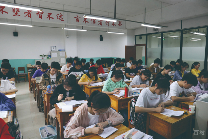 昆明五华钟英培训学校_学习课堂环境