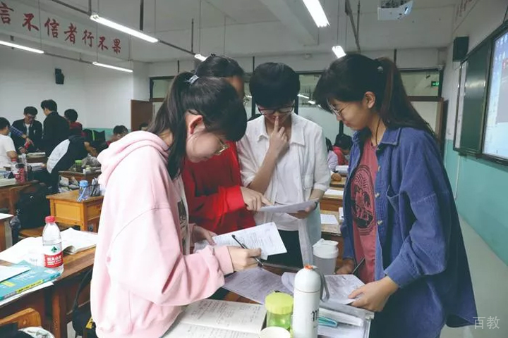 昆明五华钟英培训学校_学习课堂环境