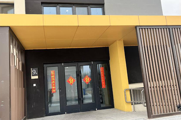 学校教学楼门口环境