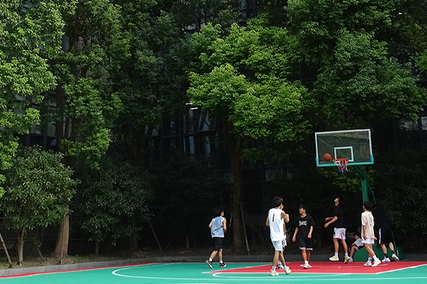 上海新世纪学校学校操场照片