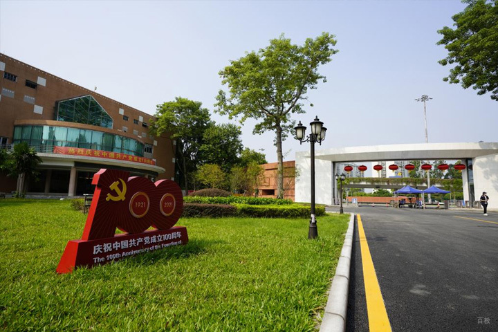 广州广东外语外贸大学国际本科_校园一角