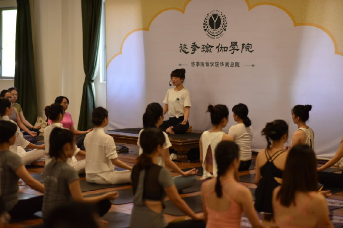 广州悠季瑜伽瑜伽上课场景