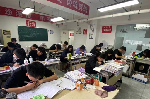 郑州捷登高考全日制学校教室环境