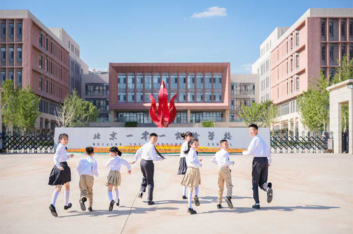 北京张家口未来国际学校_大门场景环境