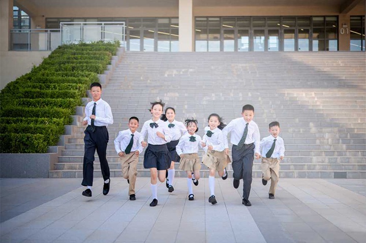 北京张家口未来国际学校学生奔跑场景环境