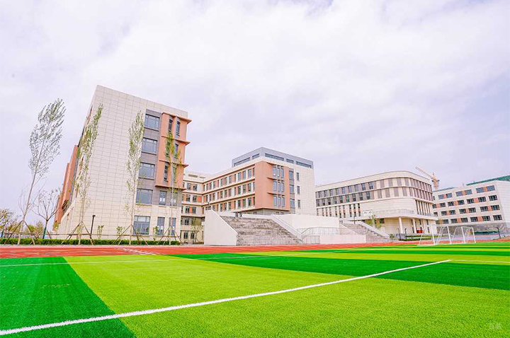 北京张家口未来国际学校_操场环境
