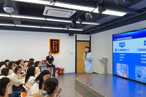 南昌韩秀化妆学校_报告厅上课