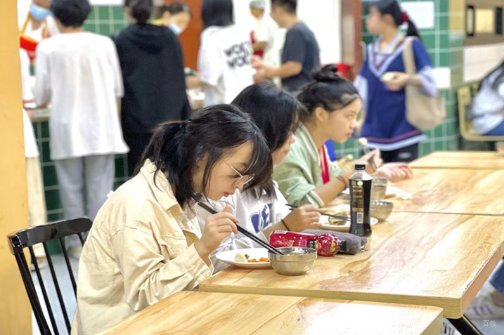 重庆昂扬高考学校_食堂环境