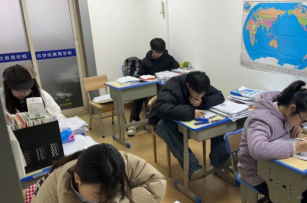 成都志学优教育_学生自习