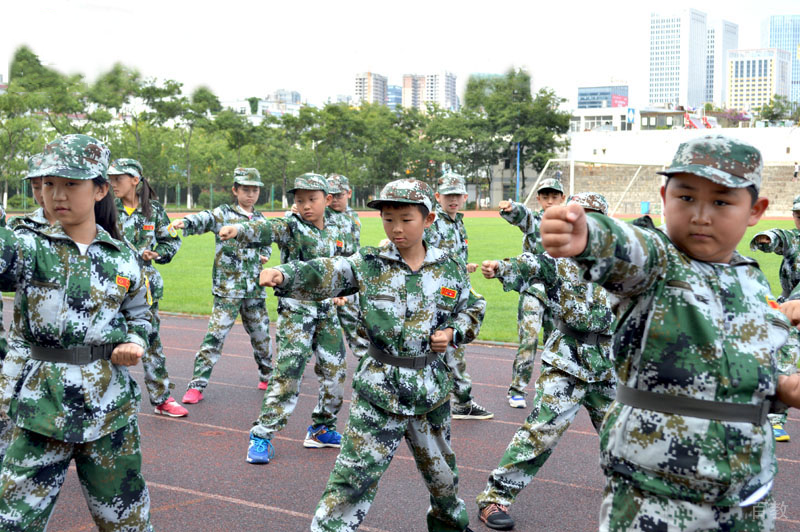 昆明快乐少年军事夏令营_学员训练