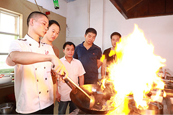 石家庄煌旗小吃餐饮培训_学员上课4