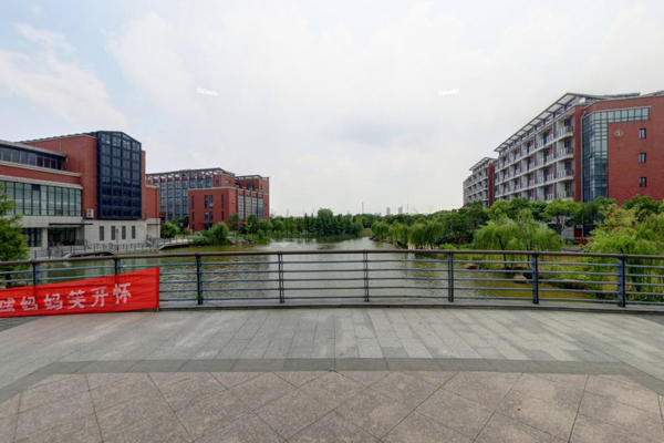 苏州沙洲职业工学院_桥边环境