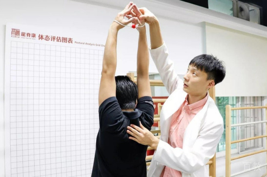 广州龙脊康培训学校_老师教学互动