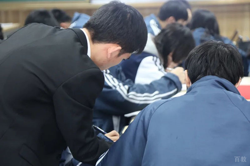 老师指导学生