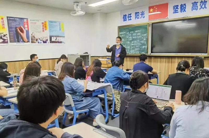 广州卓越教育中高考学校_学生上课中