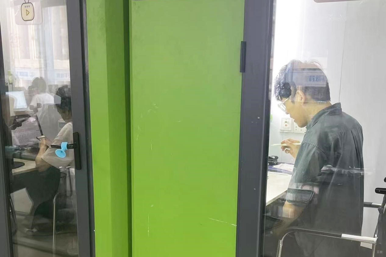 上海蓝图公考_学生课堂环境图片