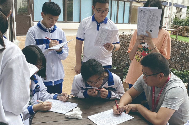 学生讨论中