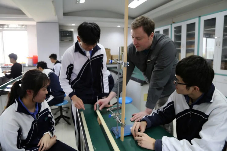 深圳展华实验学校国际部_老师授课场景