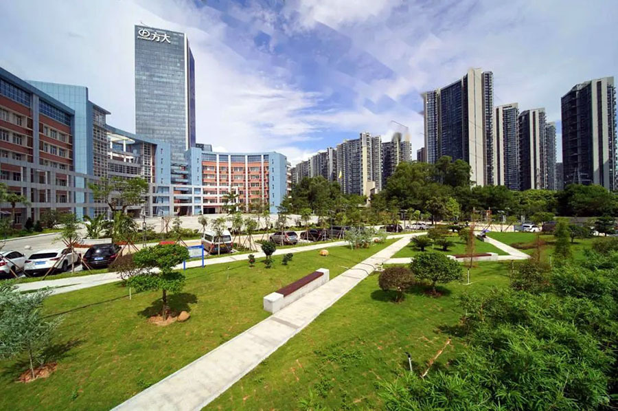 深圳华师科教复读_花园长廊环境