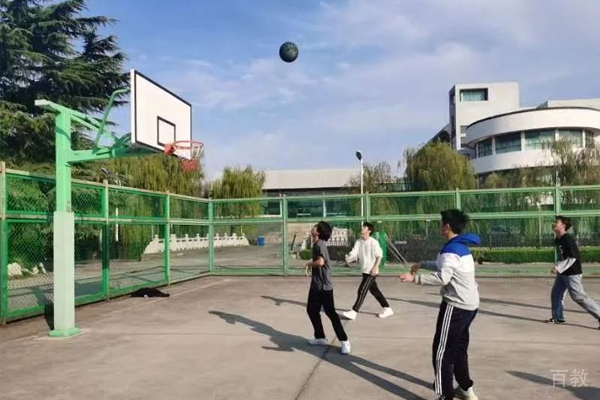 学校篮球场环境