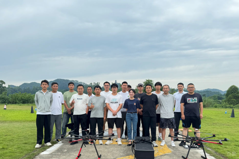 成都飞域无人机培训学校_师生合影