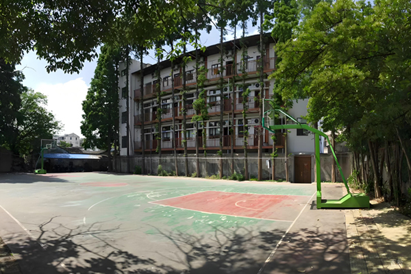 校区篮球场照片