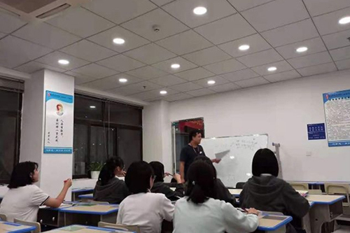 校区老师授课场景展示