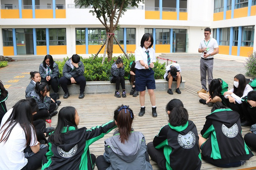 昆明世青国际学校_校园中庭环境
