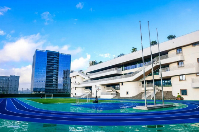 深圳贝赛思国际学校_学校操场环境
