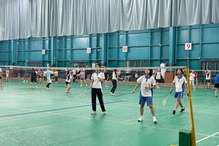 学校室内篮球场环境