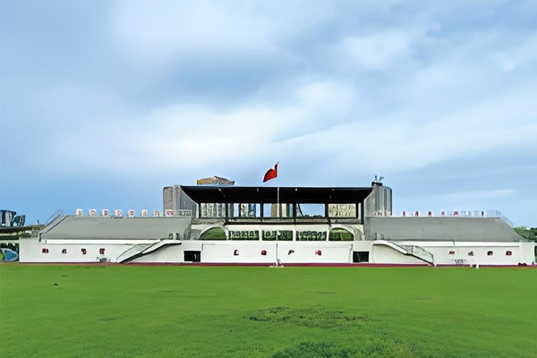 杭州博思高中_学校操场环境