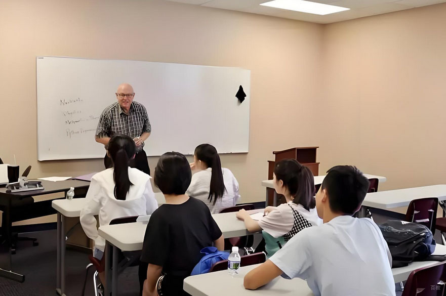 深圳德朗睿思国际学校_老师授课场景