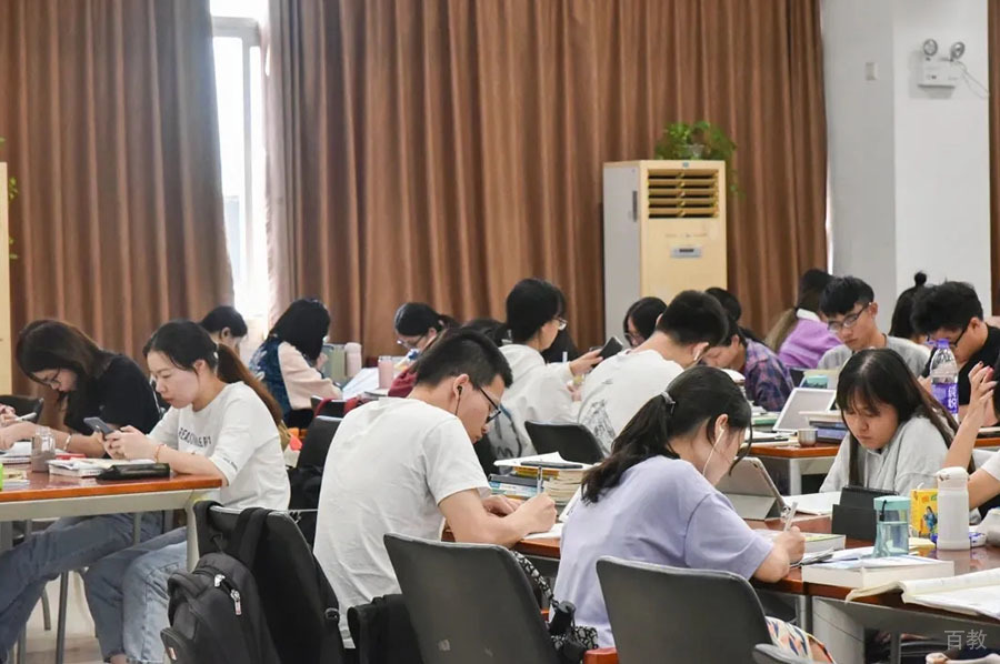 学生自习场景