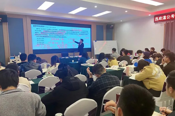 合肥政道教育_校区老师授课场景展示