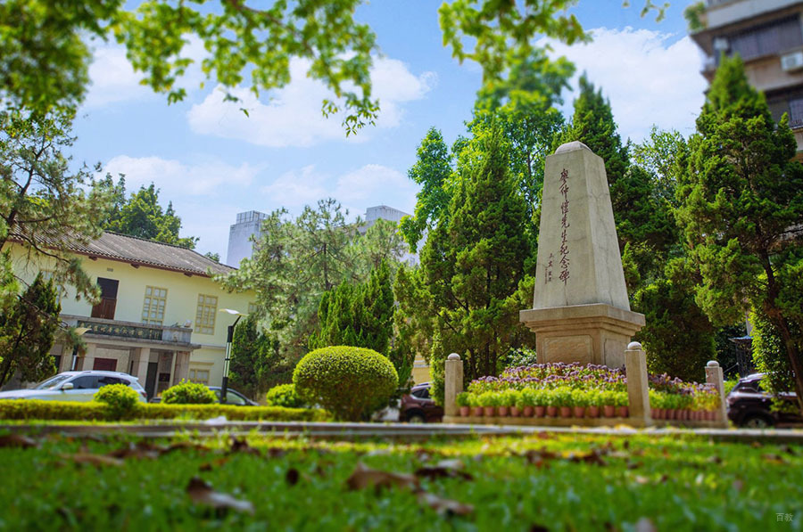 学校纪念碑