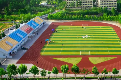 中原工学院国际本科学校操场环境